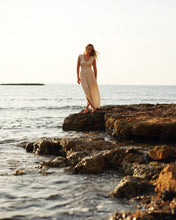 Carica l'immagine nel visualizzatore di Gallery, Abito in mussola di cotone colore beige