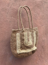 Carica l'immagine nel visualizzatore di Gallery, Borsa da spalla in rafia lavorata