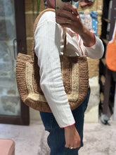 Carica l'immagine nel visualizzatore di Gallery, Borsa da spalla in rafia lavorata