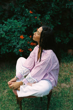 Carica l'immagine nel visualizzatore di Gallery, Camicia ciclamino ricamata a mano