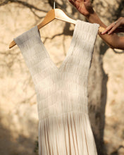 Carica l'immagine nel visualizzatore di Gallery, Abito in mussola di cotone colore beige