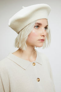 Wool beret in milk colour