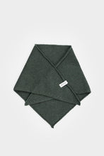 Carica l&#39;immagine nel visualizzatore di Gallery, Bandana in cashmere rigenerato verde foresta
