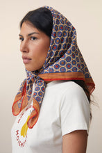 Carica l&#39;immagine nel visualizzatore di Gallery, Foulard in cotone con motivo a fiori vintage
