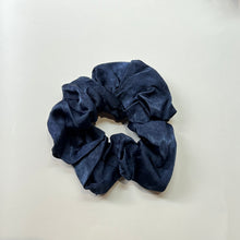 Carica l&#39;immagine nel visualizzatore di Gallery, Scrunchie in seta colore blu zaffiro
