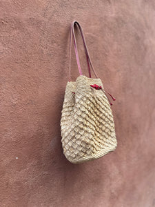 Secchiello in rafia con manici in pelle a contrasto