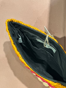 Clutch in rafia a strisce mango e fragola