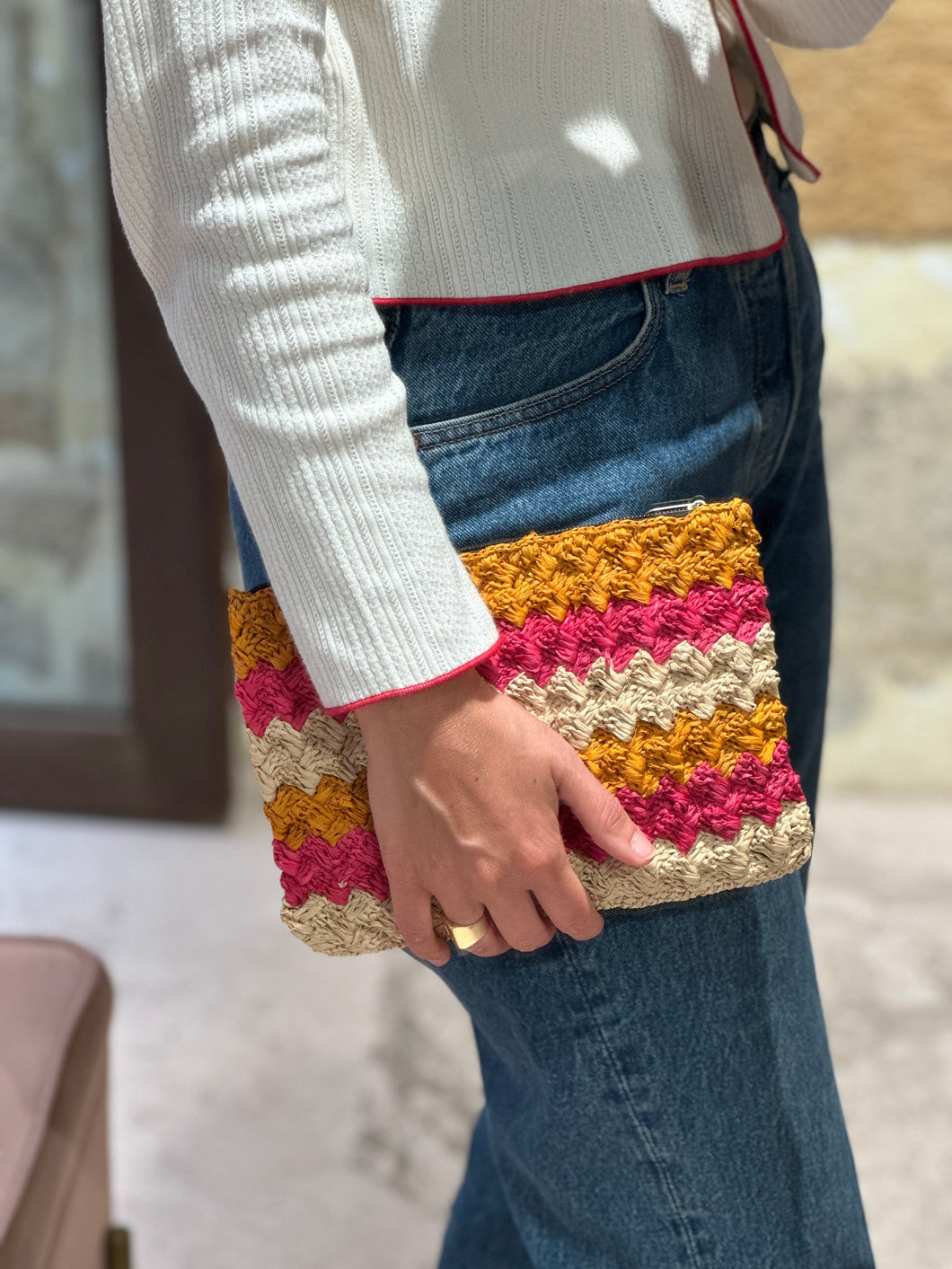 Clutch in rafia a strisce mango e fragola