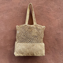 Carica l&#39;immagine nel visualizzatore di Gallery, Borsa shopper traforata in rafia intrecciata a mano
