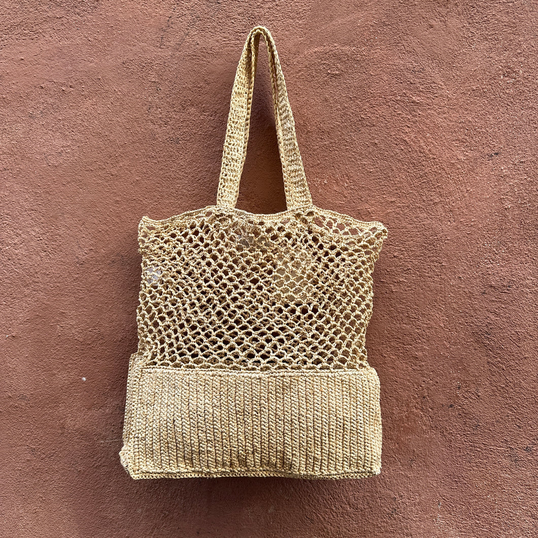 Borsa shopper traforata in rafia intrecciata a mano