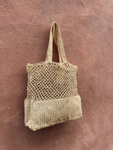 Carica l&#39;immagine nel visualizzatore di Gallery, Borsa shopper traforata in rafia intrecciata a mano
