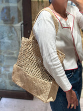Carica l&#39;immagine nel visualizzatore di Gallery, Borsa shopper traforata in rafia intrecciata a mano
