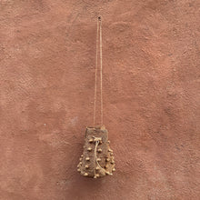 Carica l&#39;immagine nel visualizzatore di Gallery, Secchiellino in rafia con tracolla e decorazione a pon-pon
