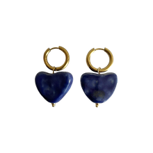 Carica l&#39;immagine nel visualizzatore di Gallery, Orecchini dorati con pendente a cuore blu
