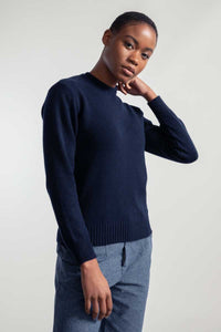 Maglia in cashmere rigenerato colore blu marina