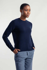 Maglia sottile in cashmere rigenerato colore blu marina