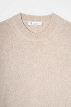 Carica l&#39;immagine nel visualizzatore di Gallery, Maglia in cashmere rigenerato colore beige sabbia
