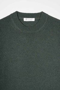 Maglia in cashmere rigenerato colore verde foresta