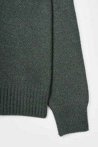 Maglia in cashmere rigenerato colore verde foresta