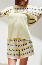 Carica l&#39;immagine nel visualizzatore di Gallery, Shorts in maglia colore panna con fantasia a fiori
