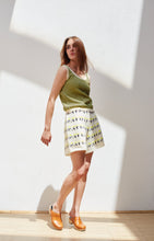 Carica l&#39;immagine nel visualizzatore di Gallery, Shorts in maglia colore panna con fantasia a fiori
