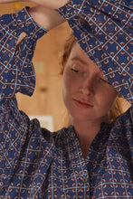 Carica l&#39;immagine nel visualizzatore di Gallery, Blue blouse with flower pattern
