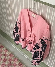 Carica l&#39;immagine nel visualizzatore di Gallery, Top in cotone rosa con ricami

