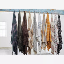 Carica l&#39;immagine nel visualizzatore di Gallery, Recycled cotton throw in brown colour
