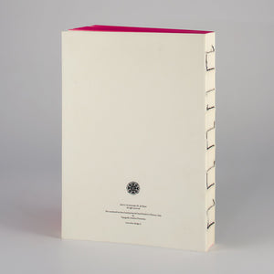 Libri Muti, notebook di pagine bianche con copertina del Libro della Bella Donna rilegato a mano con schiena colorata a mano colore fucsia. Retro.