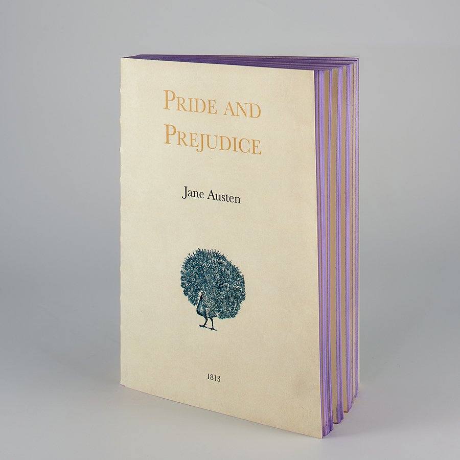 Notebook con copertina Pride and Prejudice e laterali lilla.