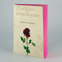 Carica l&#39;immagine nel visualizzatore di Gallery, Notebook con copertina Romeo and Juliet e laterali giallo fucsia.
