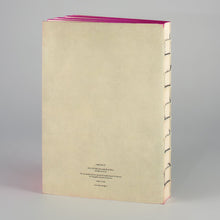 Carica l&#39;immagine nel visualizzatore di Gallery, Notebook con copertina Romeo and Juliet e laterali giallo fucsia. Retro.
