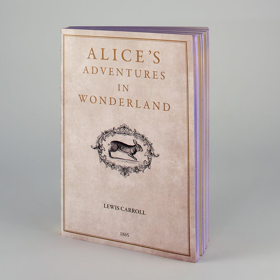 Notebook con copertina di Alice nel Paese delle meraviglie e bordi a contrasto colore viola.