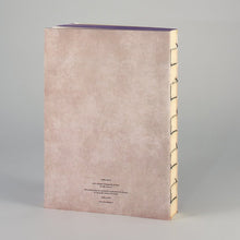 Carica l&#39;immagine nel visualizzatore di Gallery, Notebook con copertina di Alice nel Paese delle meraviglie e bordi a contrasto colore viola. retro.

