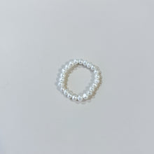 Carica l&#39;immagine nel visualizzatore di Gallery, Anellino sottile elasticizzato di perle d&#39;acqua dolce.
