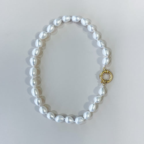 Collana girocollo in perle naturali con chiusura a moschettone rotonda in argento 925 placcato oro 18k.
