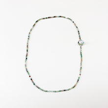 Carica l&#39;immagine nel visualizzatore di Gallery, Collana di pietre naturali colore verde con perla naturale come chiusura
