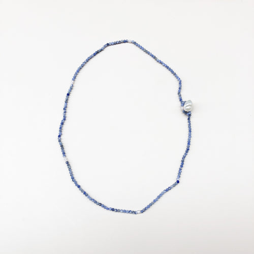 Collana di pietre naturali colore azzurro (lapis) con perla naturale come chiusura