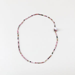 Collana di pietre naturali colore rosa (tormalina) con perla naturale come chiusura