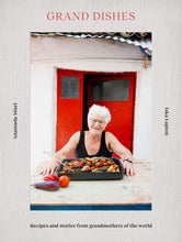 Carica l&#39;immagine nel visualizzatore di Gallery, Grand Dishes - Libro di ricette e storie dalle nonne di tutto il mondo
